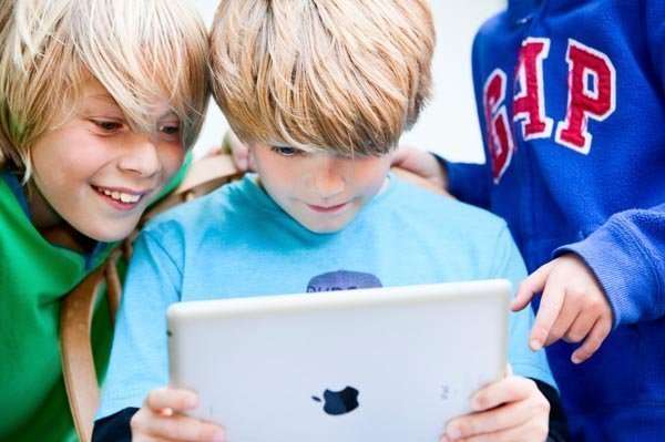 ipad children playing